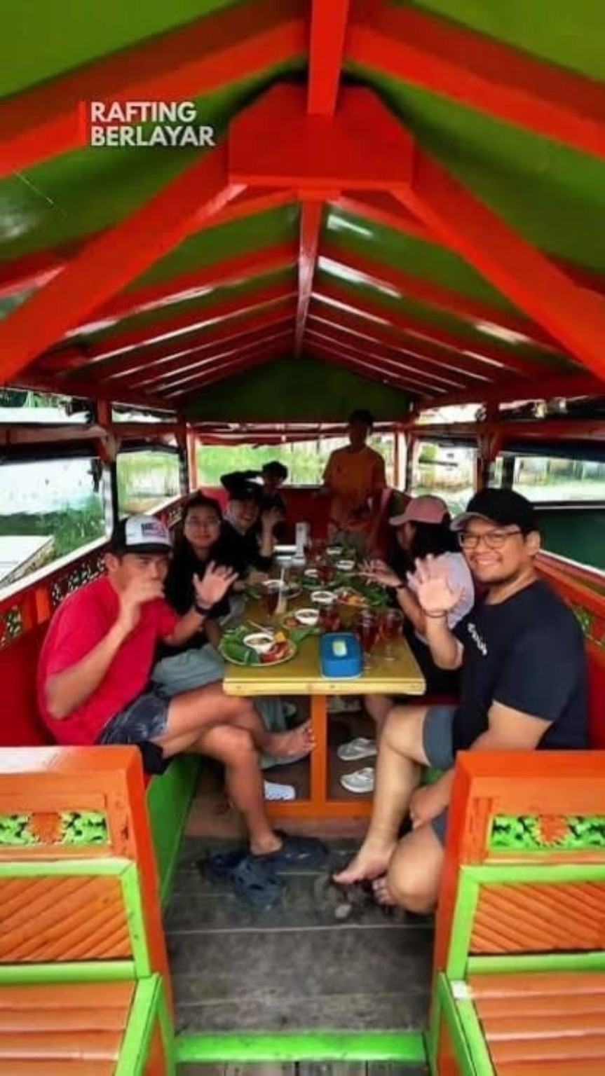 Peserta menikmati makan bersama di kapal setelah rafting